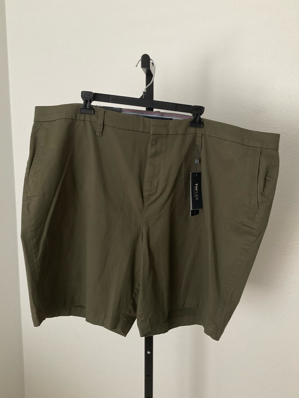 NWT Tommy Hilfiger Women’s  THFLEX 9” Shorts In Thyme